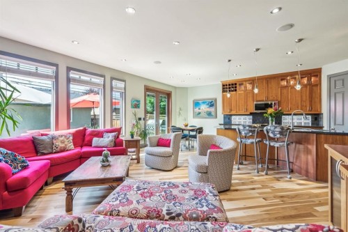 2033 Bowness Road Nw, Calgary, AB - Indoor Photo Showing Living Room