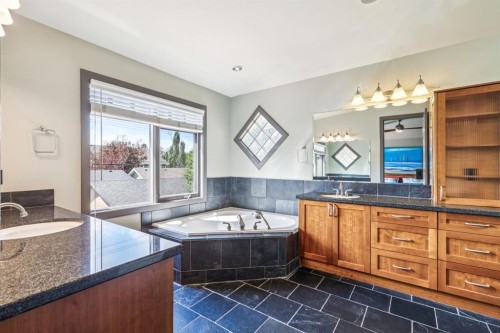 2033 Bowness Road Nw, Calgary, AB - Indoor Photo Showing Other Room