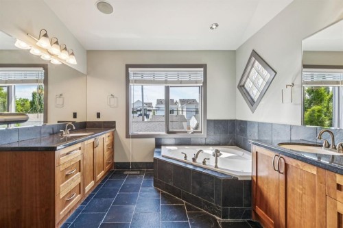 2033 Bowness Road Nw, Calgary, AB - Indoor Photo Showing Bathroom