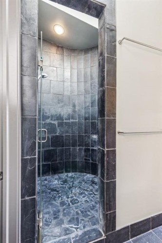 2033 Bowness Road Nw, Calgary, AB - Indoor Photo Showing Bathroom