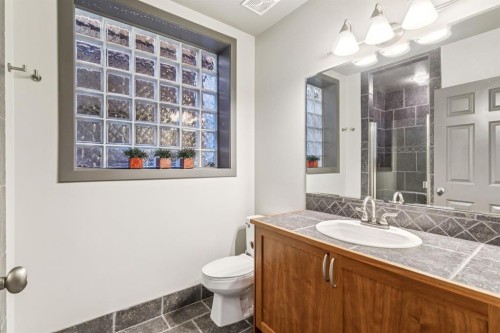 2033 Bowness Road Nw, Calgary, AB - Indoor Photo Showing Bathroom
