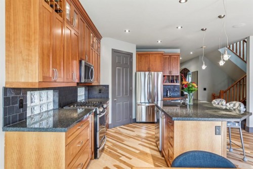 2033 Bowness Road Nw, Calgary, AB - Indoor Photo Showing Kitchen With Upgraded Kitchen
