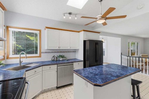 58 Mountain Park Drive Se, Calgary, AB - Indoor Photo Showing Kitchen