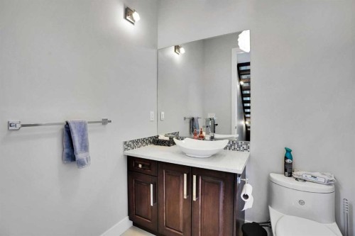 1018 20 Avenue Se, Calgary, AB - Indoor Photo Showing Bathroom