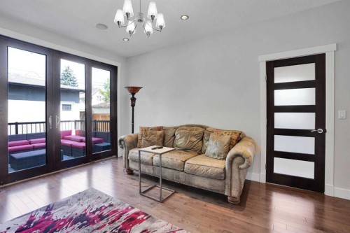 1018 20 Avenue Se, Calgary, AB - Indoor Photo Showing Living Room