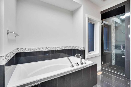 1018 20 Avenue Se, Calgary, AB - Indoor Photo Showing Bathroom