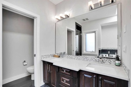 1018 20 Avenue Se, Calgary, AB - Indoor Photo Showing Bathroom