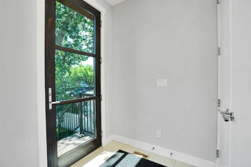 1018 20 Avenue Se, Calgary, AB - Indoor Photo Showing Other Room