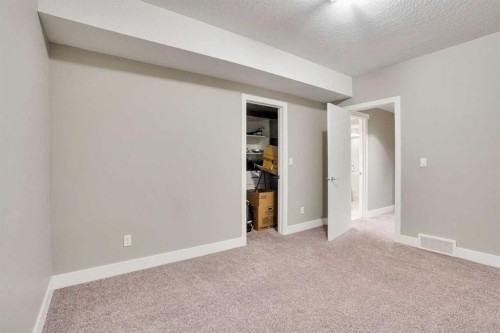 1018 20 Avenue Se, Calgary, AB - Indoor Photo Showing Other Room
