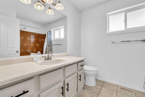 6716 37 Avenue Ne, Calgary, AB - Indoor Photo Showing Bathroom