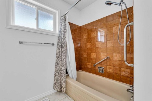 6716 37 Avenue Ne, Calgary, AB - Indoor Photo Showing Bathroom