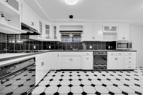 6716 37 Avenue Ne, Calgary, AB - Indoor Photo Showing Kitchen