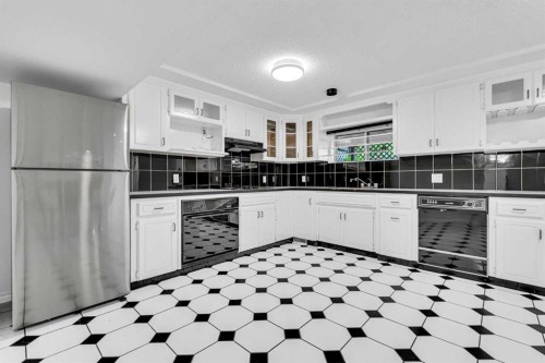 6716 37 Avenue Ne, Calgary, AB - Indoor Photo Showing Kitchen
