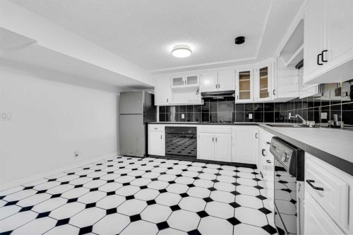 6716 37 Avenue Ne, Calgary, AB - Indoor Photo Showing Kitchen