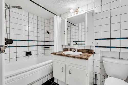 6716 37 Avenue Ne, Calgary, AB - Indoor Photo Showing Bathroom
