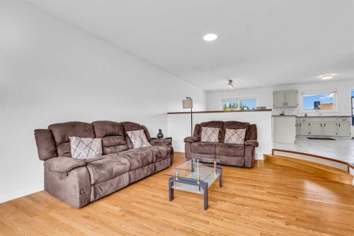 6716 37 Avenue Ne, Calgary, AB - Indoor Photo Showing Living Room