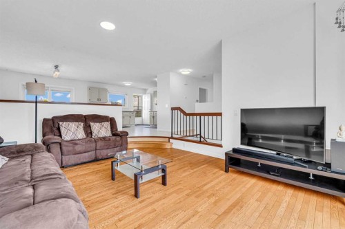 6716 37 Avenue Ne, Calgary, AB - Indoor Photo Showing Living Room