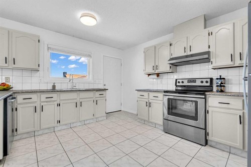 6716 37 Avenue Ne, Calgary, AB - Indoor Photo Showing Kitchen