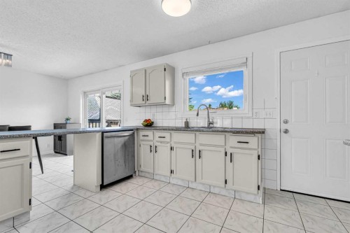 6716 37 Avenue Ne, Calgary, AB - Indoor Photo Showing Kitchen