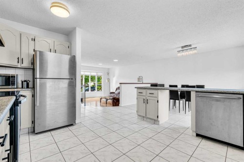 6716 37 Avenue Ne, Calgary, AB - Indoor Photo Showing Kitchen