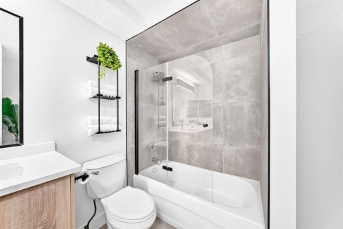 3204-80 Glamis Drive Sw, Calgary, AB - Indoor Photo Showing Bathroom