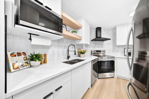 3204-80 Glamis Drive Sw, Calgary, AB - Indoor Photo Showing Kitchen With Stainless Steel Kitchen With Double Sink With Upgraded Kitchen