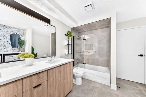 3204-80 Glamis Drive Sw, Calgary, AB - Indoor Photo Showing Bathroom