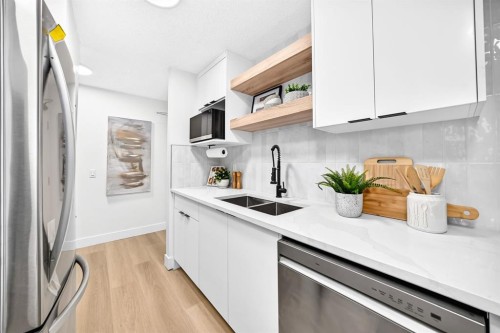 3204-80 Glamis Drive Sw, Calgary, AB - Indoor Photo Showing Kitchen With Stainless Steel Kitchen With Double Sink With Upgraded Kitchen