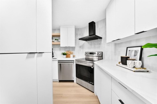 3204-80 Glamis Drive Sw, Calgary, AB - Indoor Photo Showing Kitchen