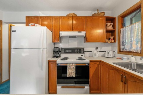 730 2Nd Street, Canmore, AB - Indoor Photo Showing Kitchen