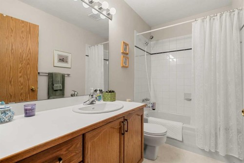 730 2Nd Street, Canmore, AB - Indoor Photo Showing Bathroom