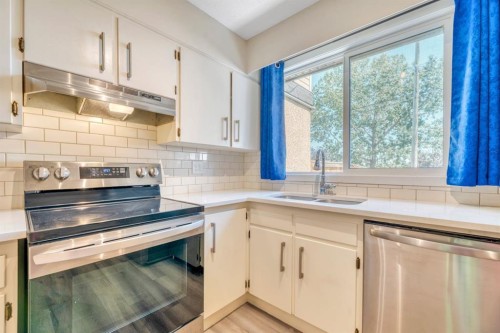 62-630 Sabrina Road Sw, Calgary, AB - Indoor Photo Showing Kitchen With Double Sink