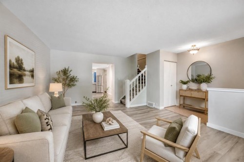 62-630 Sabrina Road Sw, Calgary, AB - Indoor Photo Showing Living Room