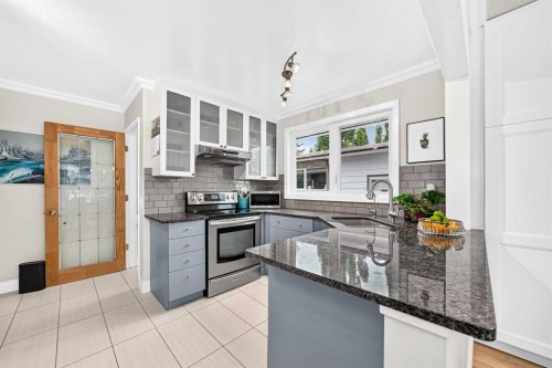 8632 Atlas Drive Se, Calgary, AB - Indoor Photo Showing Kitchen With Stainless Steel Kitchen With Upgraded Kitchen