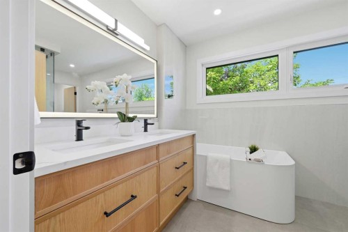 1132 Lake Sylvan Place Se, Calgary, AB - Indoor Photo Showing Bathroom