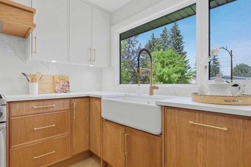 1132 Lake Sylvan Place Se, Calgary, AB - Indoor Photo Showing Kitchen