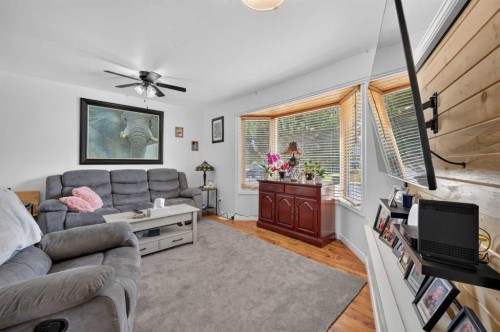 8008 36 Avenue Nw, Calgary, AB - Indoor Photo Showing Living Room
