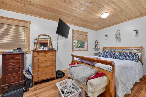 8008 36 Avenue Nw, Calgary, AB - Indoor Photo Showing Bedroom