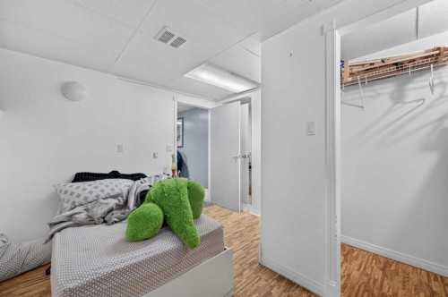 8008 36 Avenue Nw, Calgary, AB - Indoor Photo Showing Bedroom
