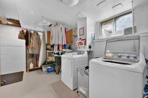 8008 36 Avenue Nw, Calgary, AB - Indoor Photo Showing Laundry Room