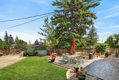 8008 36 Avenue Nw, Calgary, AB - Outdoor