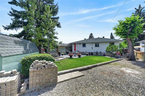 8008 36 Avenue Nw, Calgary, AB - Outdoor