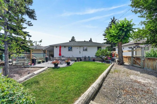 8008 36 Avenue Nw, Calgary, AB - Outdoor
