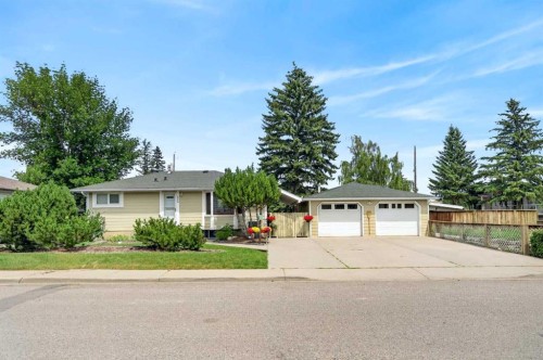 8008 36 Avenue Nw, Calgary, AB - Outdoor