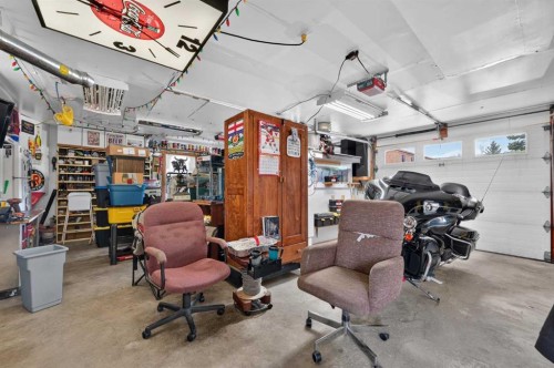 8008 36 Avenue Nw, Calgary, AB - Indoor Photo Showing Garage