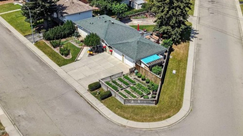 8008 36 Avenue Nw, Calgary, AB - Outdoor