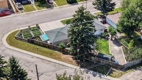 8008 36 Avenue Nw, Calgary, AB - Outdoor