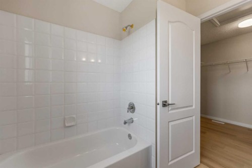 116 Country Hills Gardens Nw, Calgary, AB - Indoor Photo Showing Bathroom