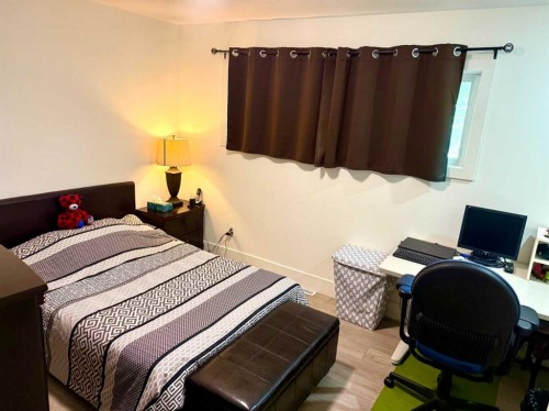 21 Cawder Drive Nw, Calgary, AB - Indoor Photo Showing Bedroom