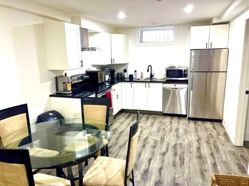 21 Cawder Drive Nw, Calgary, AB - Indoor Photo Showing Kitchen